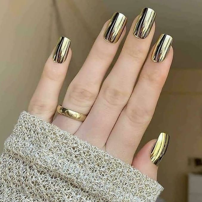 Metallysende spejl-negellak med glamourøst og elegant udtryk